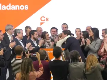 Lágrimas en Ciudadanos tras la dimisión de Ciudadanos Lágrimas en Ciudadanos tras la dimisión de Ciudadanos