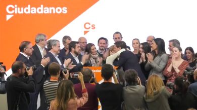 Lágrimas entre los miembros de Ciudadanos tras la dimisión de Albert Rivera por los malos resultados en las elecciones