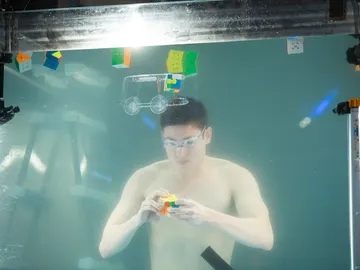 Kevin Hays resuelve 10 cubos de Rubik en apnea superando su récord mundial en 'El Hormiguero 3.0' Kevin Hays resuelve 10 cubos de Rubik en apnea superando su récord mundial en 'El Hormiguero 3.0'