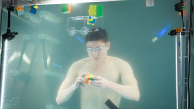 Kevin Hays resuelve 10 cubos de Rubik en apnea superando su récord mundial en 'El Hormiguero 3.0'