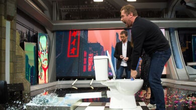 El Monaguillo sorprende a Anitta con un revolucionario desatascador para el baño