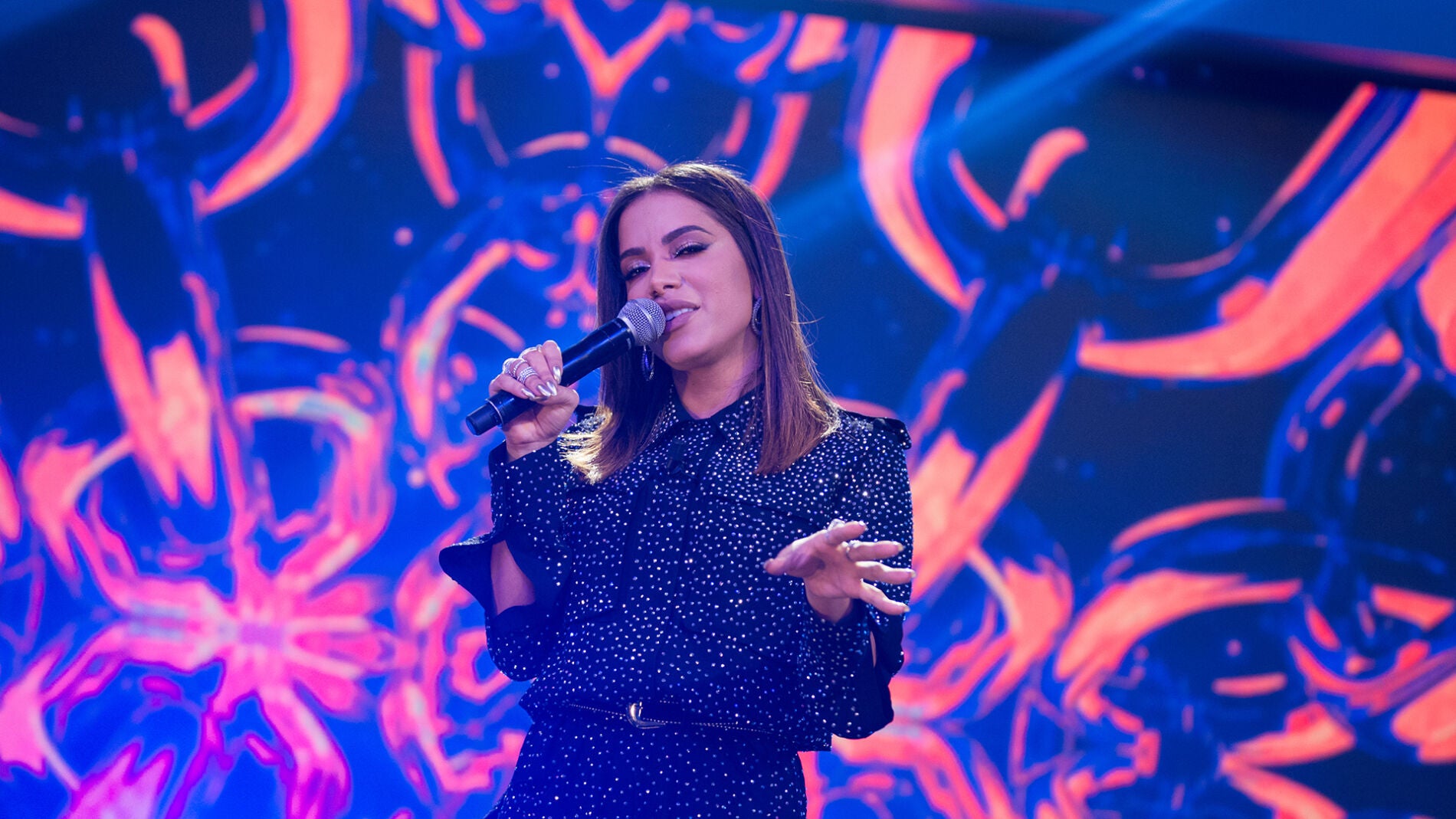 Anitta canta en directo su éxito 'Get to Know Me' y llena de ritmo 'El Hormiguero 3.0'