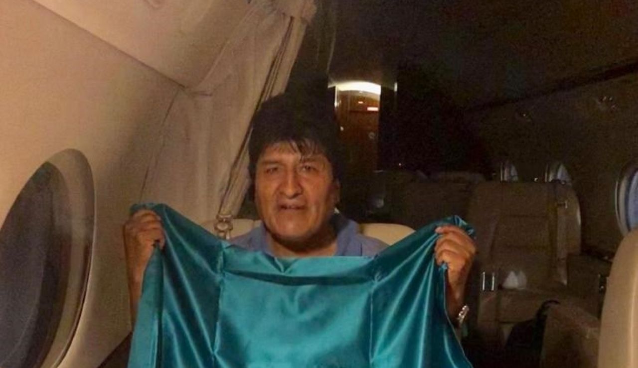 Evo Morales en el avión con destino a México Evo Morales en el avión con destino a México