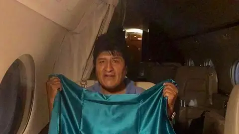 Evo Morales en el avión con destino a México Evo Morales en el avión con destino a México