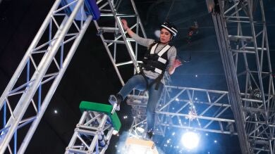 Pilar Rubio 'vuela' en 'El Hormiguero 3.0' superando una gran trampa mortal a cinco metros de altura