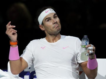 Rafa Nadal gesticula en su partido ante Zverev