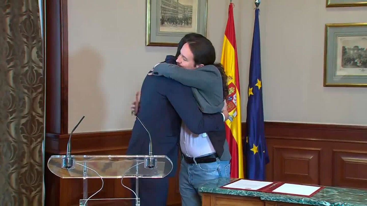 Pedro Sánchez y Pablo Iglesias se funden en un abrazo tras la firma del acuerdo