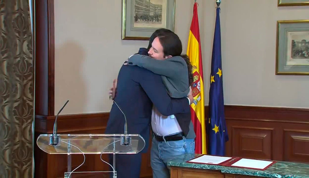 Pedro Sánchez y Pablo Iglesias se funden en un abrazo tras la firma del acuerdo