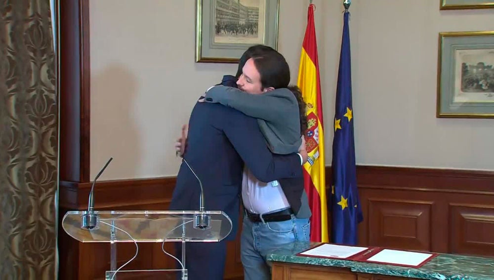 Pedro Sánchez y Pablo Iglesias se funden en un abrazo tras la firma del acuerdo