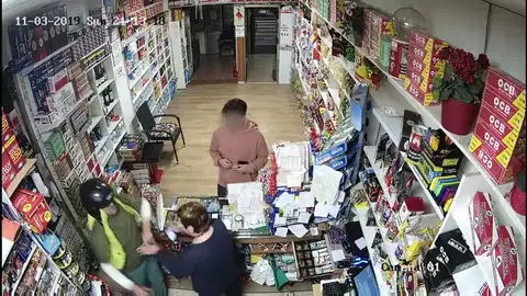Una mujer de Murcia se enfrenta a un atracador y logra evitar que robe en su estanco Una mujer de Murcia se enfrenta a un atracador y logra evitar que robe en su estanco