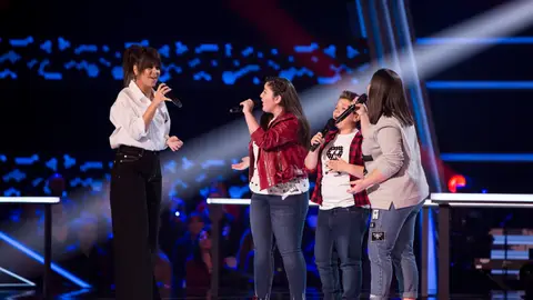 Vanesa Martín canta ’90 Minutos’ con Paola Casas, Juan Manuel Segovia y María Calero en las Batallas de ‘La Voz Kids’ Vanesa Martín canta ’90 Minutos’ con Paola Casas, Juan Manuel Segovia y María Calero en las Batallas de ‘La Voz Kids’