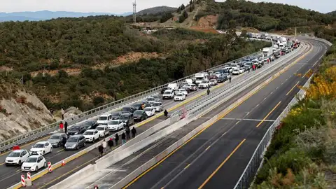 La autopista que enlaza España y Francia en el paso de La Jonquera, la vía principal de conexión entre ambos países por carretera La autopista que enlaza España y Francia en el paso de La Jonquera, la vía principal de conexión entre ambos países por carretera