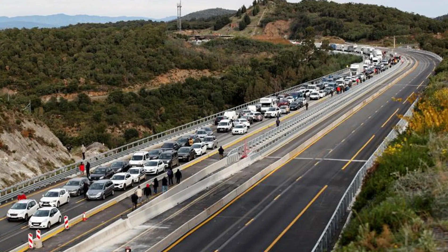 La autopista que enlaza España y Francia en el paso de La Jonquera, la vía principal de conexión entre ambos países por carretera La autopista que enlaza España y Francia en el paso de La Jonquera, la vía principal de conexión entre ambos países por carretera