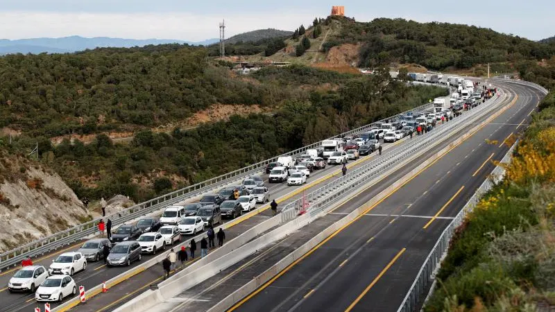 La autopista que enlaza Espa&ntilde;a y Francia en el paso de La Jonquera, la v&iacute;a principal de conexi&oacute;n entre ambos pa&iacute;ses por carretera