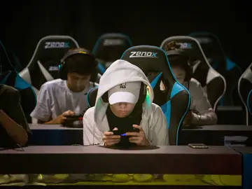 Jovenes jugando a videojuegos en China Jovenes jugando a videojuegos en China