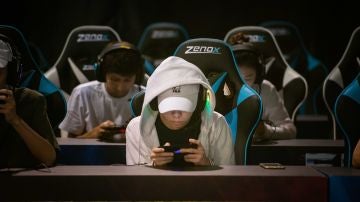 Jovenes jugando a videojuegos en China