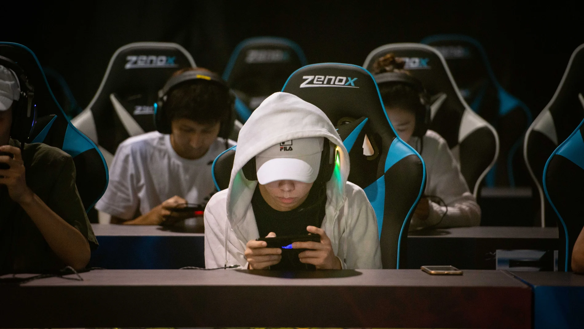 Jovenes jugando a videojuegos en China Jovenes jugando a videojuegos en China