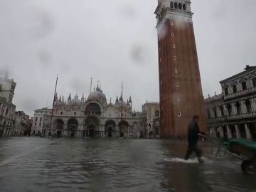 El 'agua alta' de Venecia inunda la mitad de la ciudad