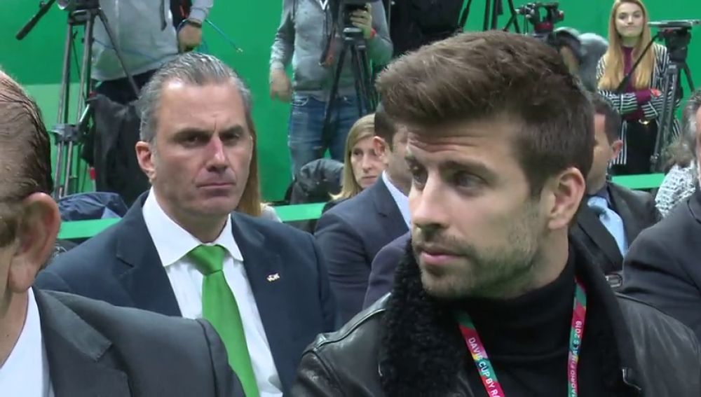 La mirada de Javier Ortega Smith a Gerard Piqué en la presentación de la Copa Davis en Madrid