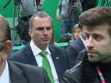 La mirada de Javier Ortega Smith a Gerard Piqué en la presentación de la Copa Davis en Madrid