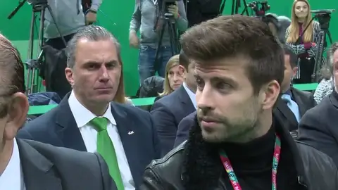 La mirada de Javier Ortega Smith a Gerard Piqué en la presentación de la Copa Davis en Madrid La mirada de Javier Ortega Smith a Gerard Piqué en la presentación de la Copa Davis en Madrid