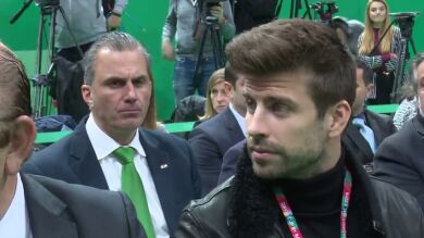 La mirada de Javier Ortega Smith a Gerard Piqué en la presentación de la Copa Davis en Madrid