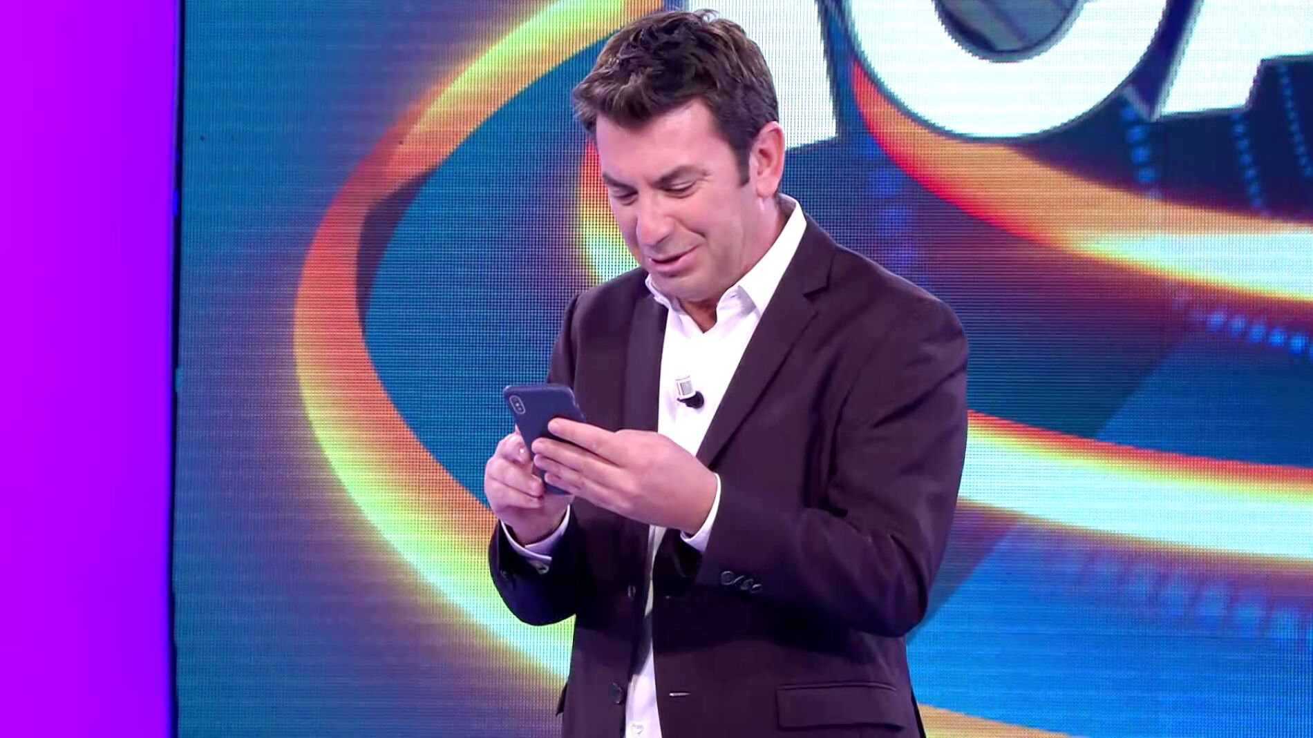 La sorpresa de Arturo Valls al descubrir fotos de 'Frozen' en un móvil perdido en '¡Ahora caigo!'