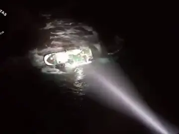 Muere un marinero al embarrancar un pesquero en Porto do Son (A Coruña) Muere un marinero al embarrancar un pesquero en Porto do Son (A Coruña)