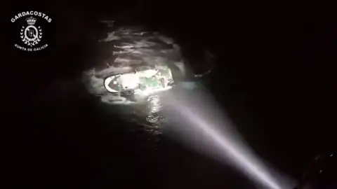 Muere un marinero al embarrancar un pesquero en Porto do Son (A Coruña) Muere un marinero al embarrancar un pesquero en Porto do Son (A Coruña)