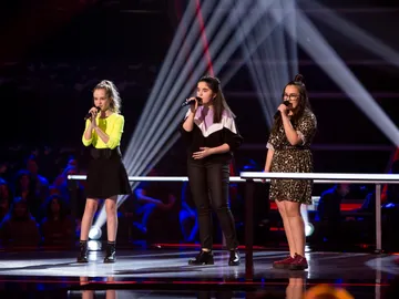 Alicia Pétina, Ana Escudero y Lucía Souto cantan ‘Out here on my own’ en las Batallas de ‘La Voz Kids’ Alicia Pétina, Ana Escudero y Lucía Souto cantan ‘Out here on my own’ en las Batallas de ‘La Voz Kids’