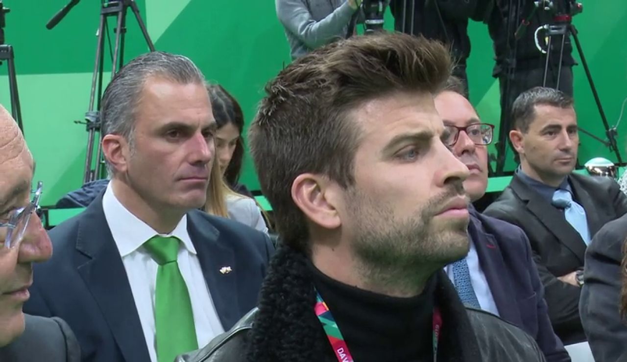 La mirada de Javier Ortega Smith a Gerard Piqué en la presentación de la Copa Davis en Madrid La mirada de Javier Ortega Smith a Gerard Piqué en la presentación de la Copa Davis en Madrid