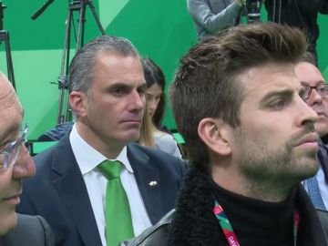 La mirada de Javier Ortega Smith a Gerard Piqué en la presentación de la Copa Davis en Madrid