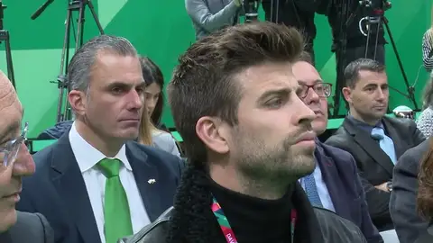 La mirada de Javier Ortega Smith a Gerard Piqué en la presentación de la Copa Davis en Madrid La mirada de Javier Ortega Smith a Gerard Piqué en la presentación de la Copa Davis en Madrid