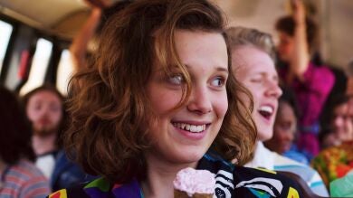 Millie Bobby Brown deslumbra irreconocible en la fiesta de 'Stranger Things'