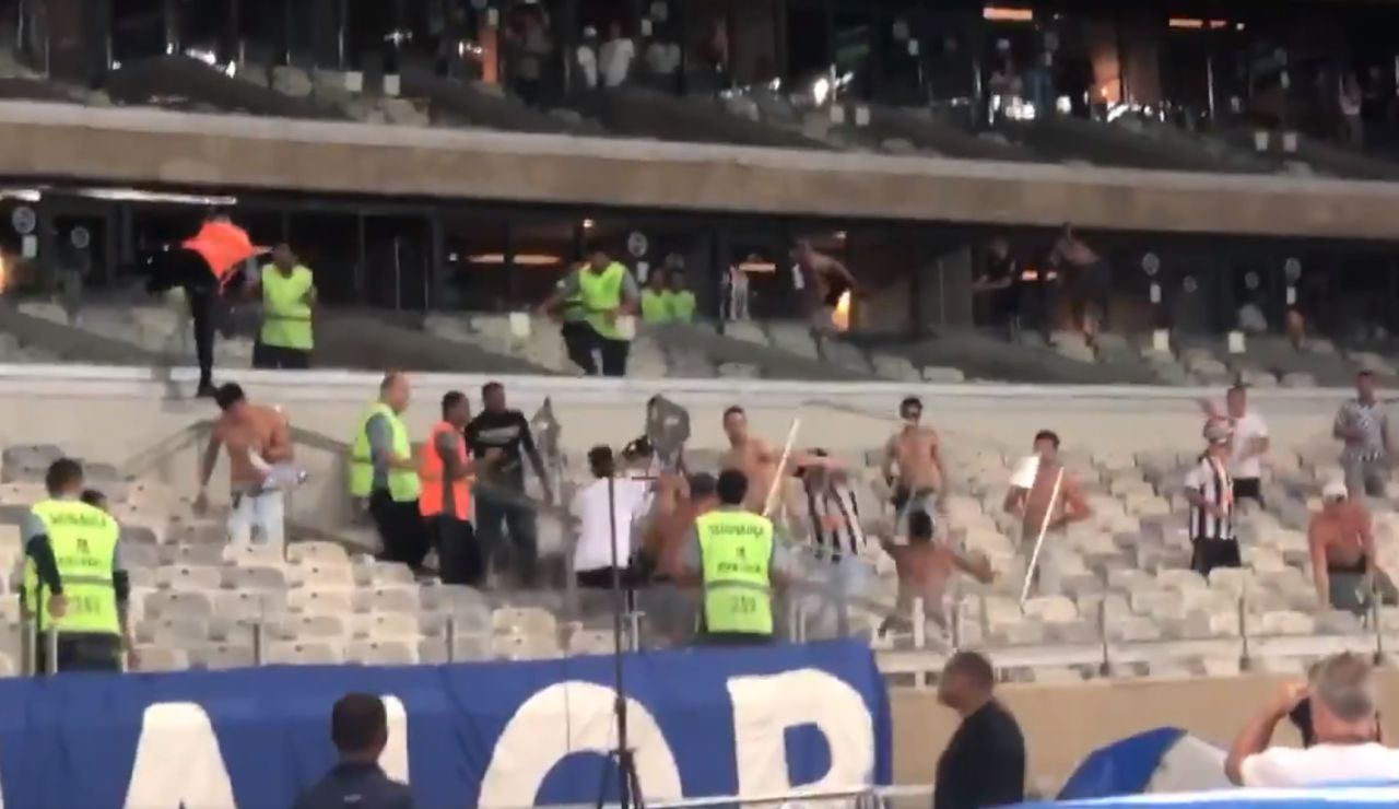 Momento de la pelea entre las aficiones de Atlético Mineiro y Cruzeiro Momento de la pelea entre las aficiones de Atlético Mineiro y Cruzeiro
