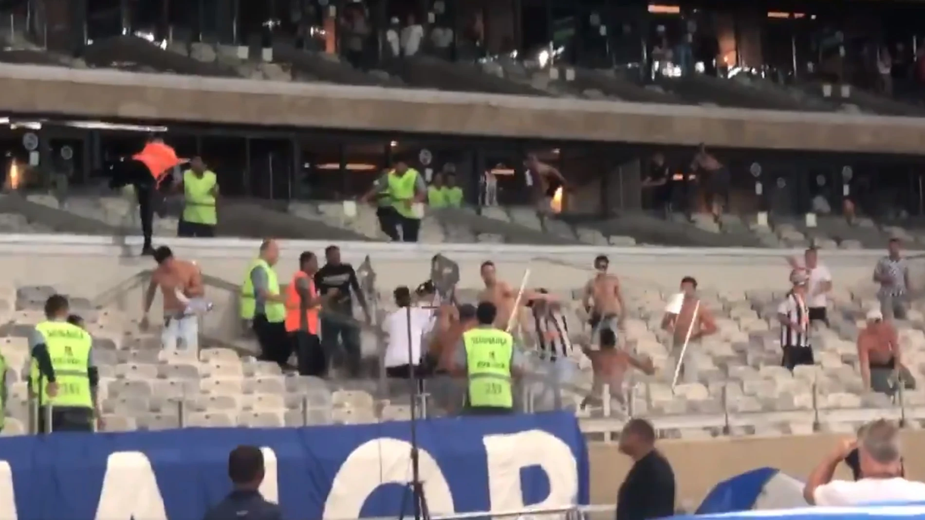 Momento de la pelea entre las aficiones de Atlético Mineiro y Cruzeiro Momento de la pelea entre las aficiones de Atlético Mineiro y Cruzeiro