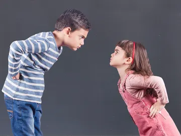 Hermanos enfadados Hermanos enfadados