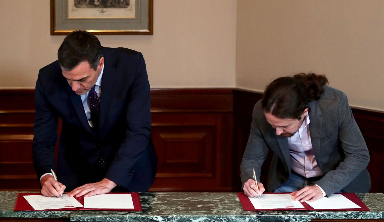 Pedro Sánchez y Pablo Iglesias firman el acuerdo Pedro Sánchez y Pablo Iglesias firman el acuerdo