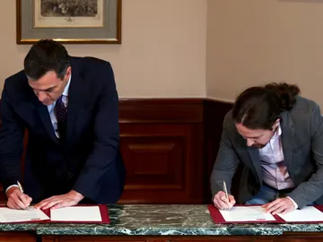 Pedro Sánchez y Pablo Iglesias firman el acuerdo Pedro Sánchez y Pablo Iglesias firman el acuerdo