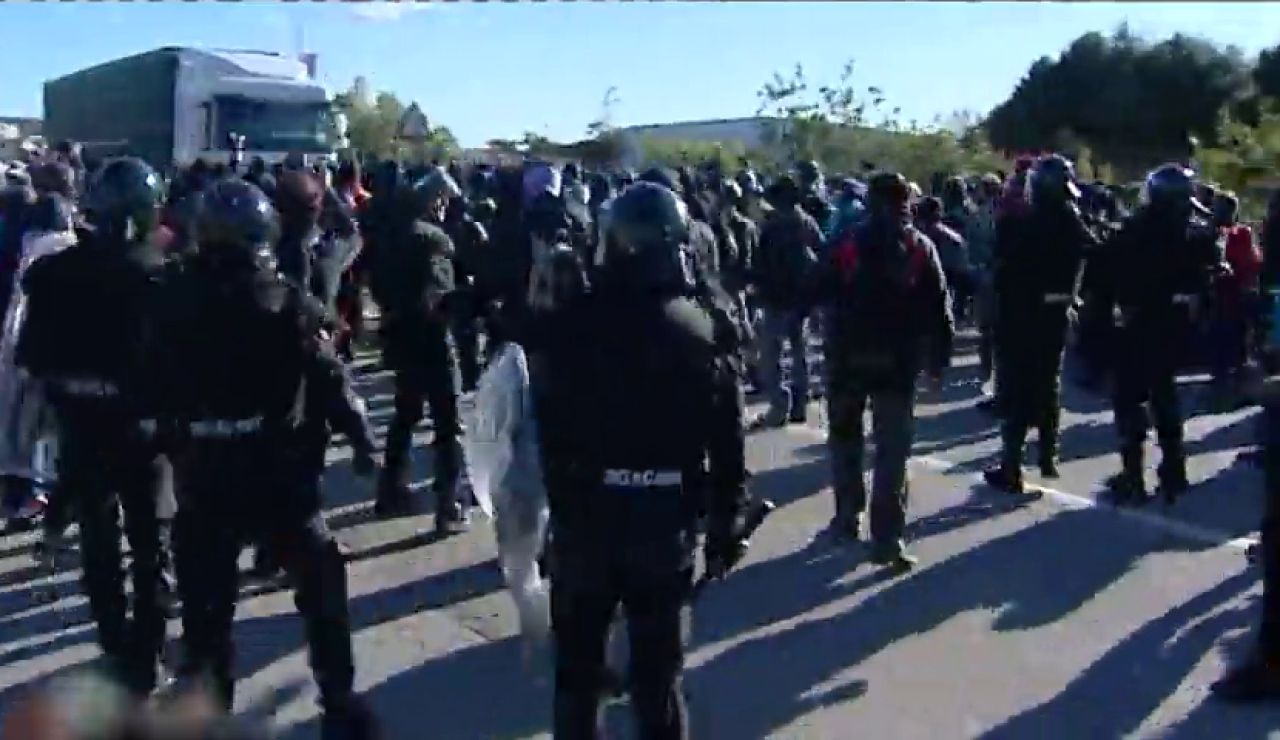 Detenido un camionero por intentar atropellar a manifestantes que bloqueaban la carretera de la Jonquera Detenido un camionero por intentar atropellar a manifestantes que bloqueaban la carretera de la Jonquera