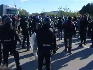 Detenido un camionero por intentar atropellar a manifestantes que bloqueaban la carretera de la Jonquera Detenido un camionero por intentar atropellar a manifestantes que bloqueaban la carretera de la Jonquera