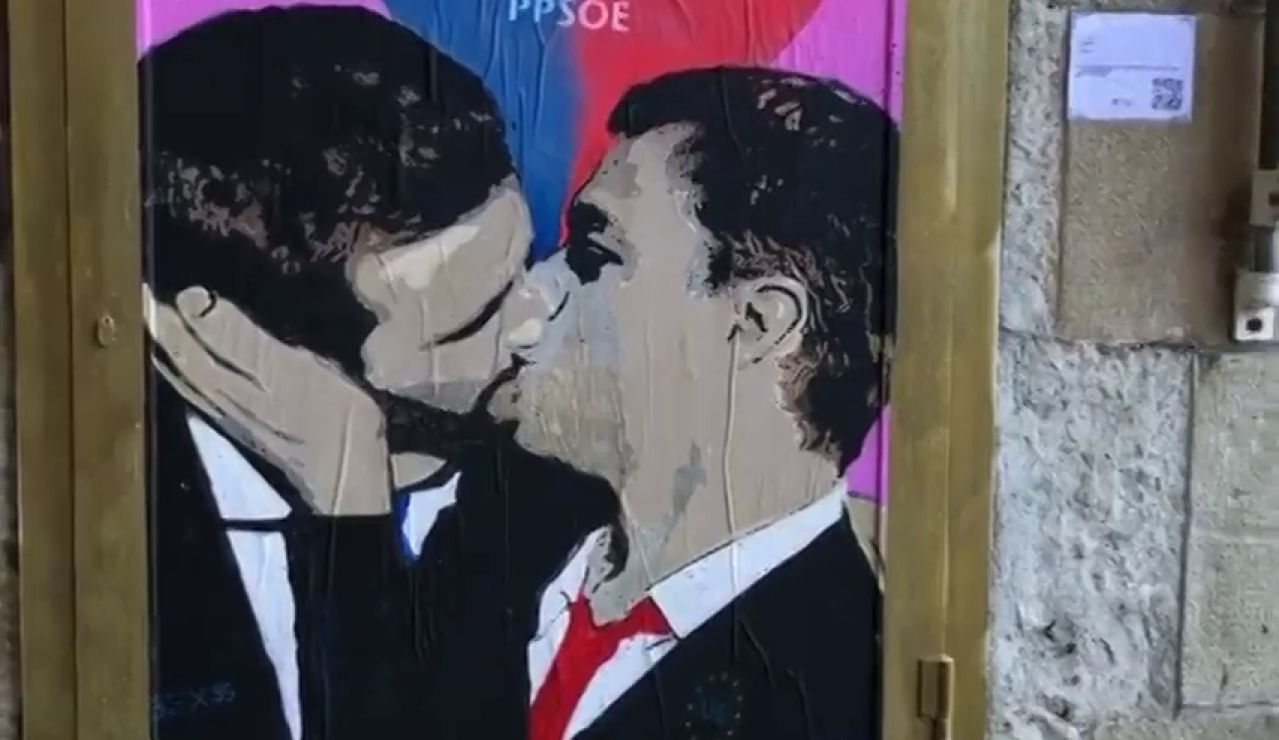 Pintan a Sánchez y Casado besándose en Barcelona