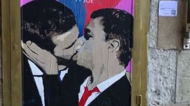 Pintan a Pedro Sánchez y Pablo Casado besándose en Barcelona