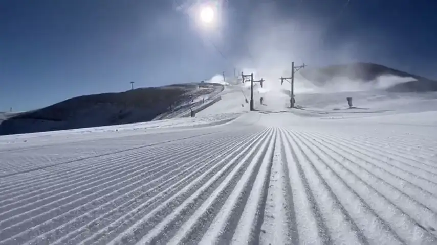 Las estaciones de esquí del Pirineo se preparan para abrir este fin de semana Las estaciones de esquí del Pirineo se preparan para abrir este fin de semana