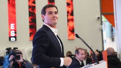 La reacción de Albert Rivera al preguntarle sobre el embarazo de Malú tras anunciar su dimisión 