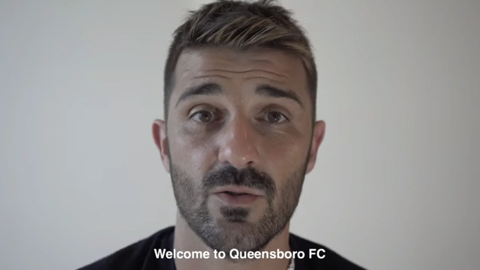 David Villa dando la bienvenida en un vídeo al Queensboro FC David Villa dando la bienvenida en un vídeo al Queensboro FC