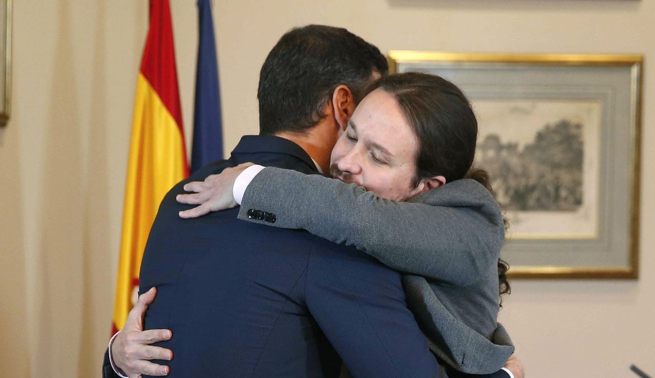 El abrazo entre Pedro Sánchez y Pablo Iglesias tras firmar el preacuerdo para un gobierno de coalición El abrazo entre Pedro Sánchez y Pablo Iglesias tras firmar el preacuerdo para un gobierno de coalición