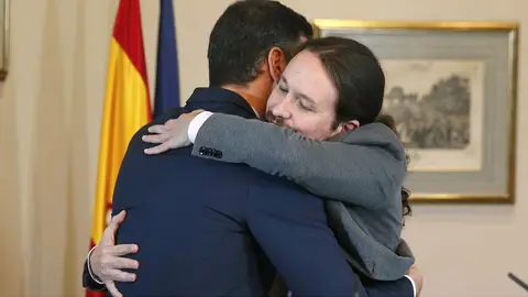 El abrazo entre Pedro Sánchez y Pablo Iglesias tras firmar el preacuerdo para un gobierno de coalición El abrazo entre Pedro Sánchez y Pablo Iglesias tras firmar el preacuerdo para un gobierno de coalición