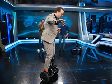 Ernesto Sevilla se divierte en 'El Hormiguero 3.0' con un robot que interactúa con los humanos Ernesto Sevilla se divierte en 'El Hormiguero 3.0' con un robot que interactúa con los humanos