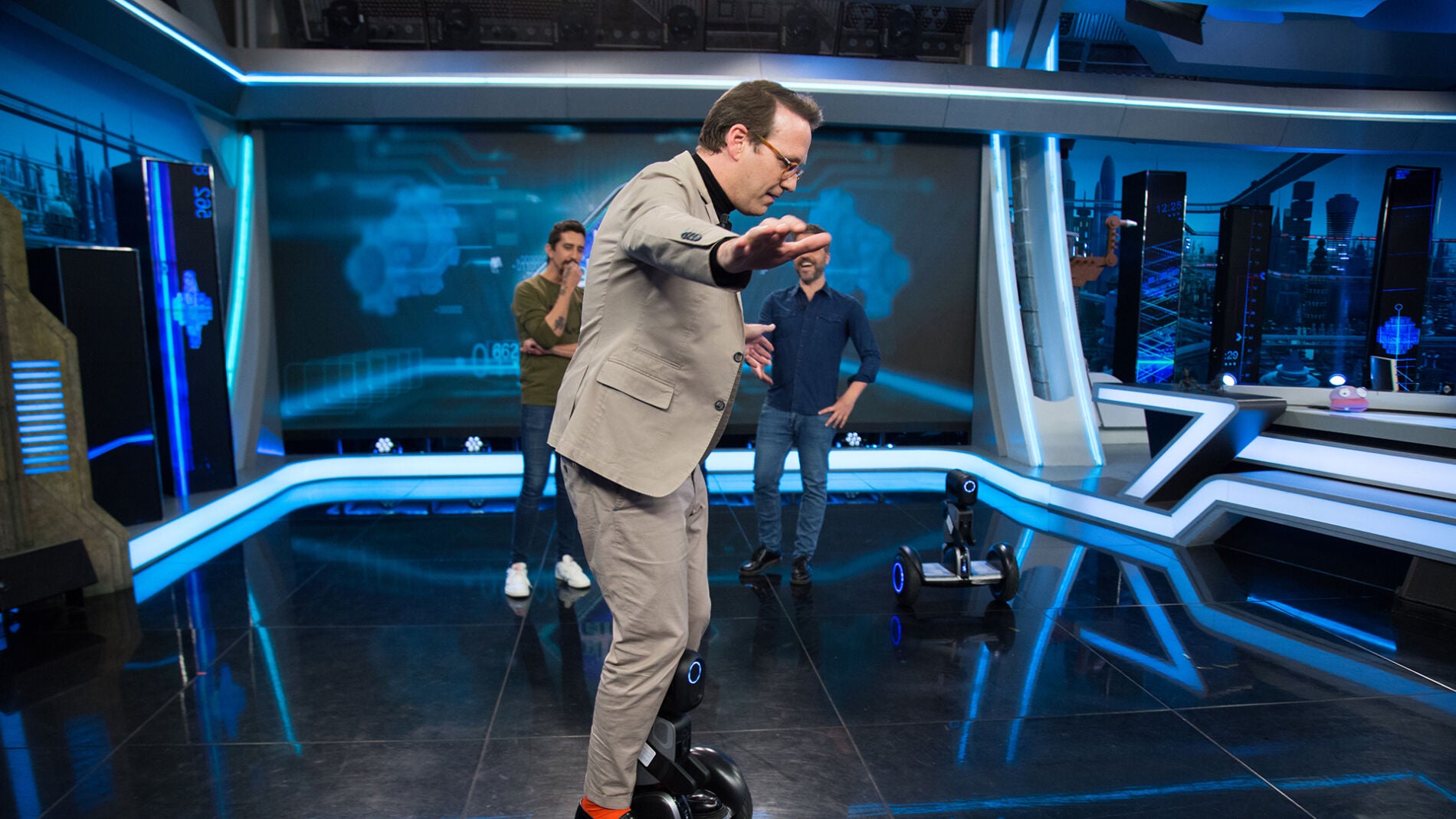 Ernesto Sevilla se divierte en 'El Hormiguero 3.0' con un robot que interact&uacute;a con los humanos